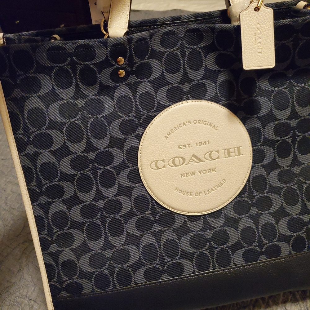 Coach Dempsey Tote 40 in Signature Jaquard with patch